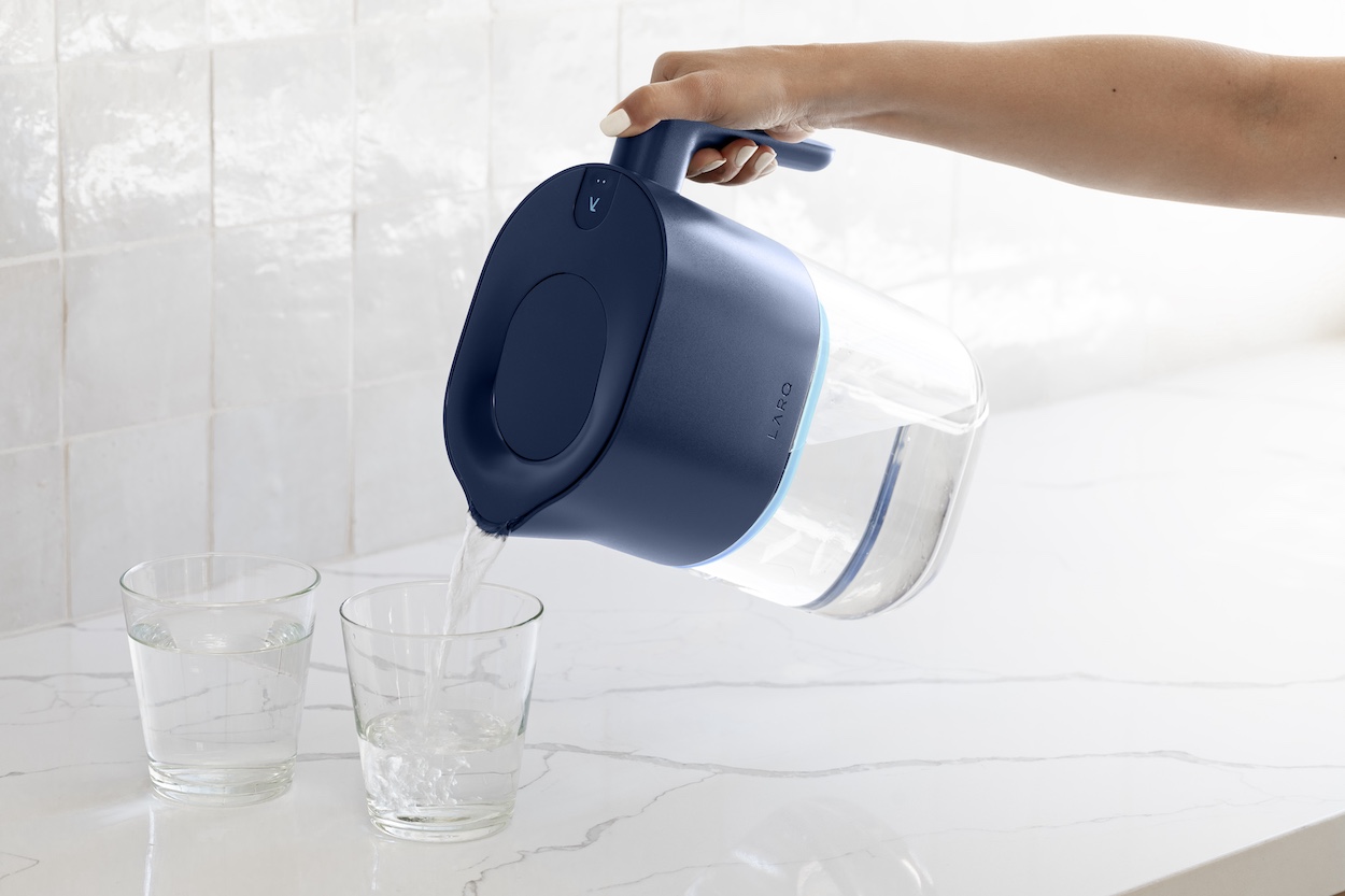Jeden filtr w dzbanku LARQ Pitcher PureVis™ zastępuje ponad 450 jednorazowych butelek plastikowych
