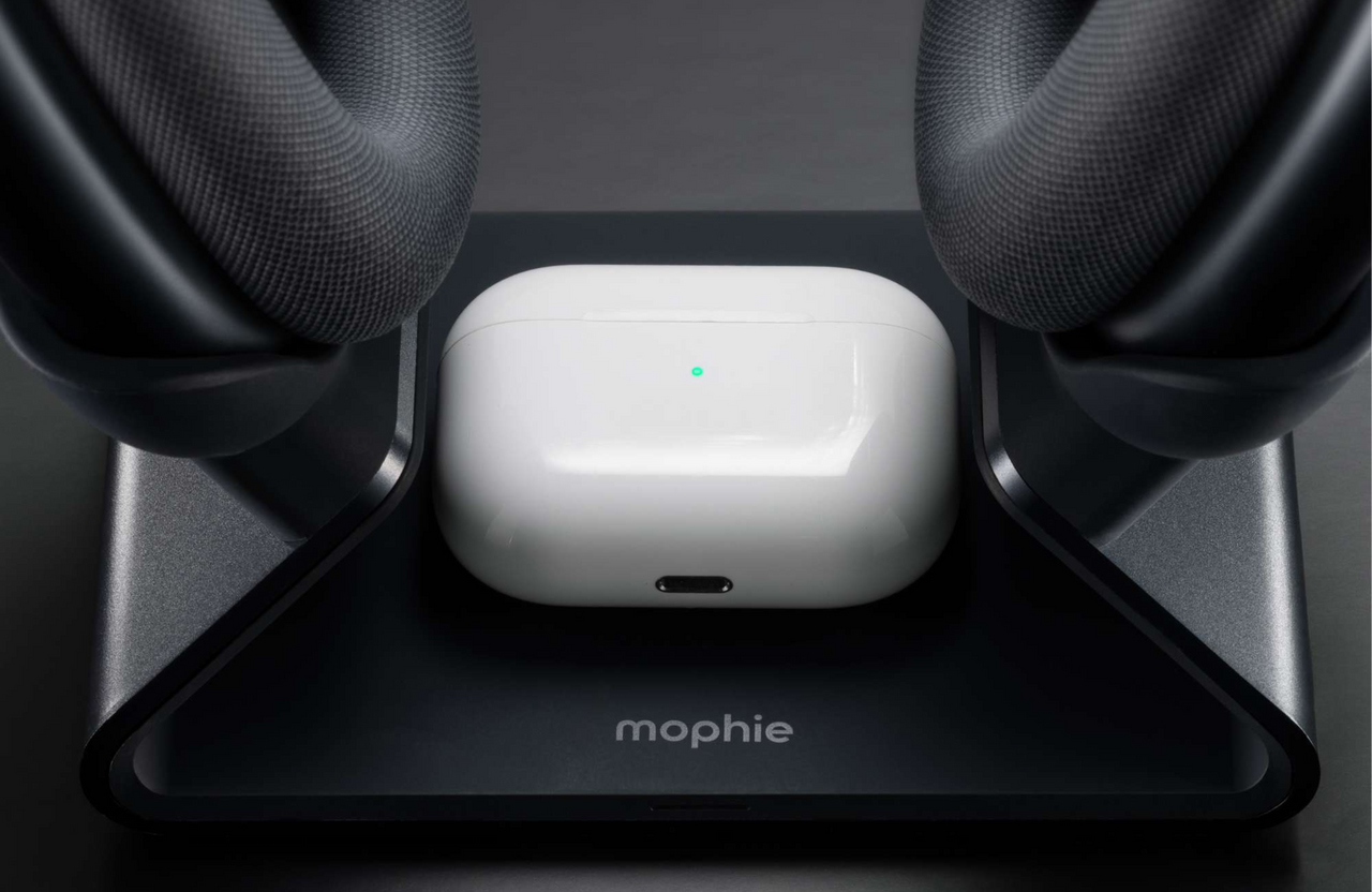 Podstawka Mophie AirPods Max Charging Stand umożlwia łądowanie dwóch urządzeń jednocześnie