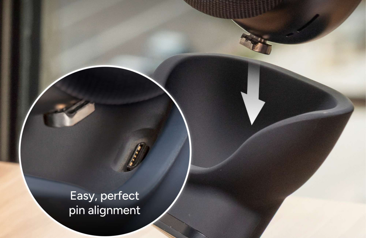 Adapter ułatwia właściwe pozycjonowanie słuchawek AirPods Max w podstawce Mophie AirPods Max Charging Stand