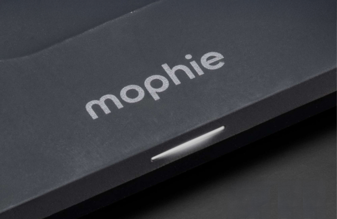 Wskaźnik ładowania umieszczony jest w dolnej części podstawki Mophie AirPods Max Charging Stand