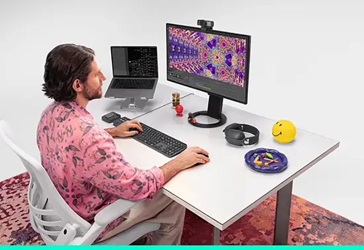 Użytkownik używa myszki Logitech MX Master 4 do płynnego przewijania zawartości ekranu.Logitech MX Master 4