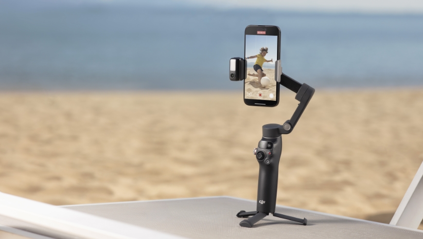 Zdjęcie gimbala DJI Osmo Mobile 7P z zamontowanym smartfonem.