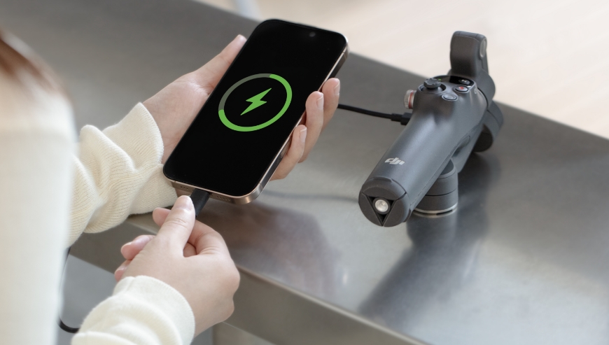Zdjęcie przedstawia ładowanie smartfona z akumulatora gimbala DJI Osmo Mobile 7P.