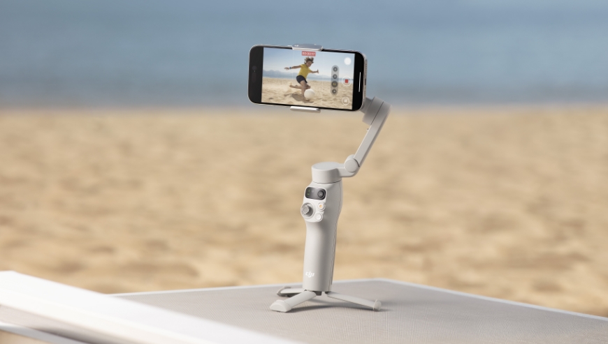 Zdjhęcie gimbala DJI Osmo Mobile 7 z rozłożonym statywem.