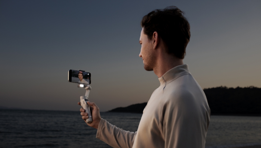 Zdjęcie gimbala DJI Osmo Mobile 7 z zamontowanym wielofunkcyjnym modułem DJI (dostępnym w oddzielnej sprzedaży).