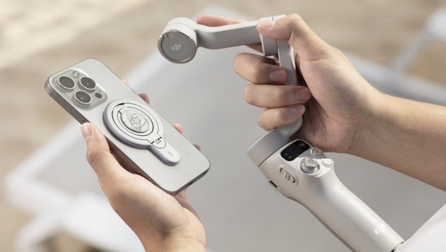 Zdjęcie magnetycznego systemu mocowania gimbala DJI Osmo Mobile 7 i smartfona.