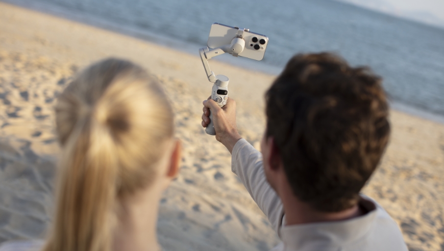 Zdjęcie gimbala DJI Osmo Mobile 7 z zamontowanym smartfonem.