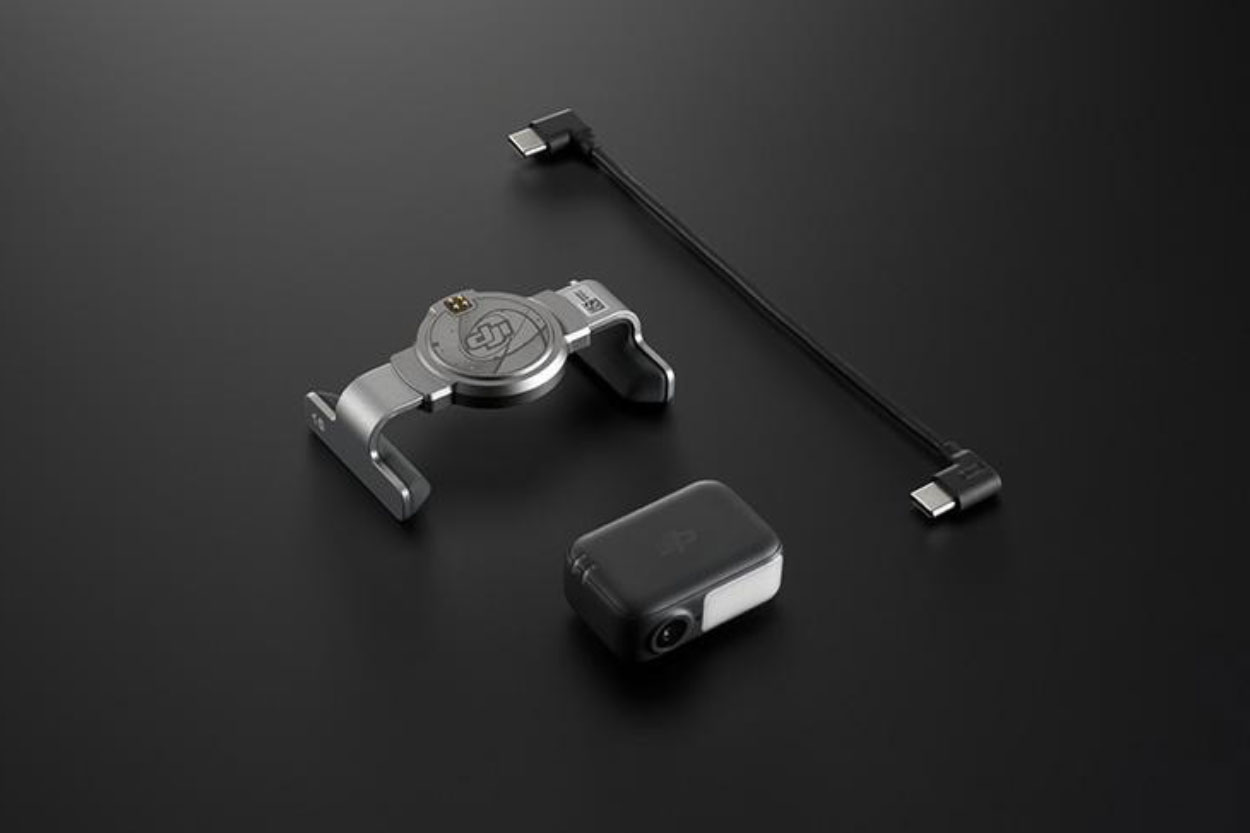 Zestaw akcesoriów dołączonych do gimbala DJI Osmo Mobile 8.