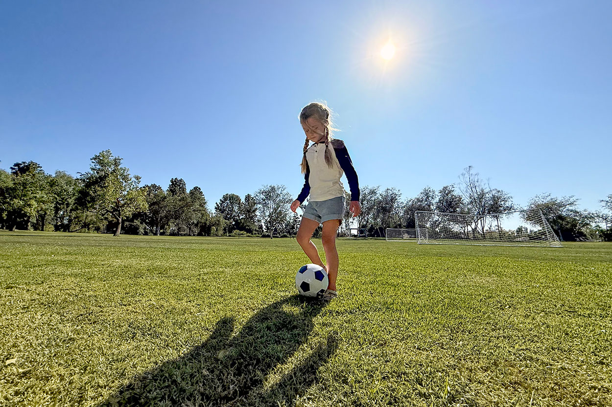 Użytkownik nagrywa dziecko bawiące się piłką.