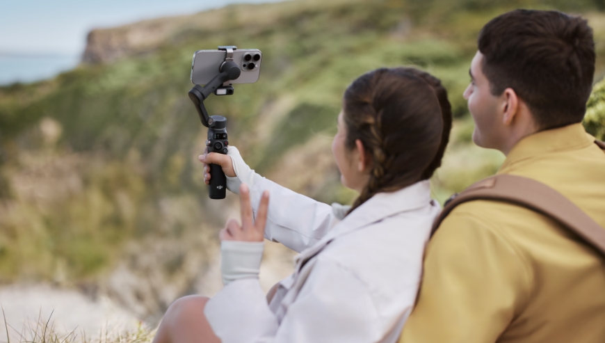 Para nagrywa wideo na smartfonie wykorzystując profesjonalne efekty oferowane przez gimbal DJI Osmo Mobile 7P.