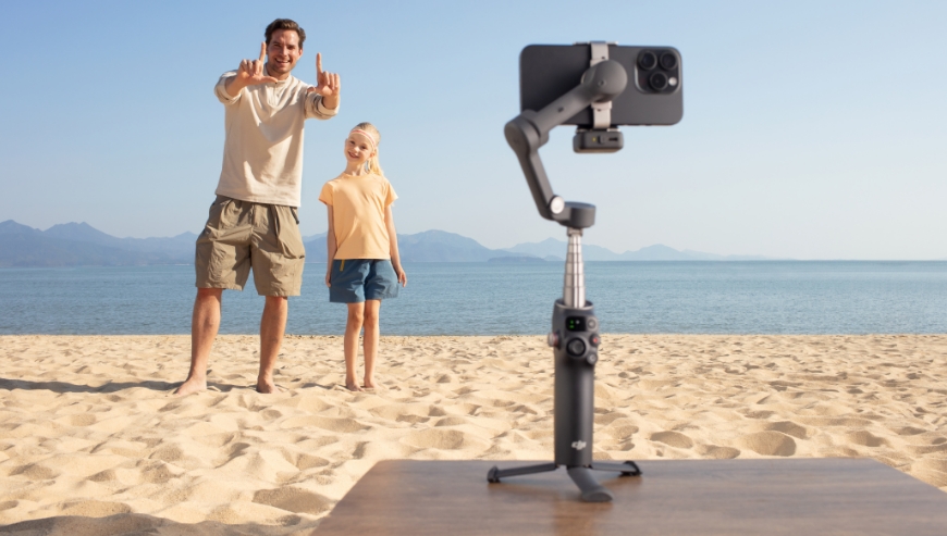 Ilustracja sterowania gimbalem DJI Osmo Mobile 7P poprzez gesty.