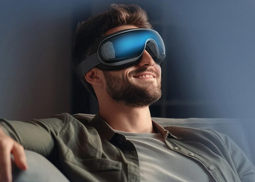 Użytkownik korzysta z masażera Renpho Eyeris 3