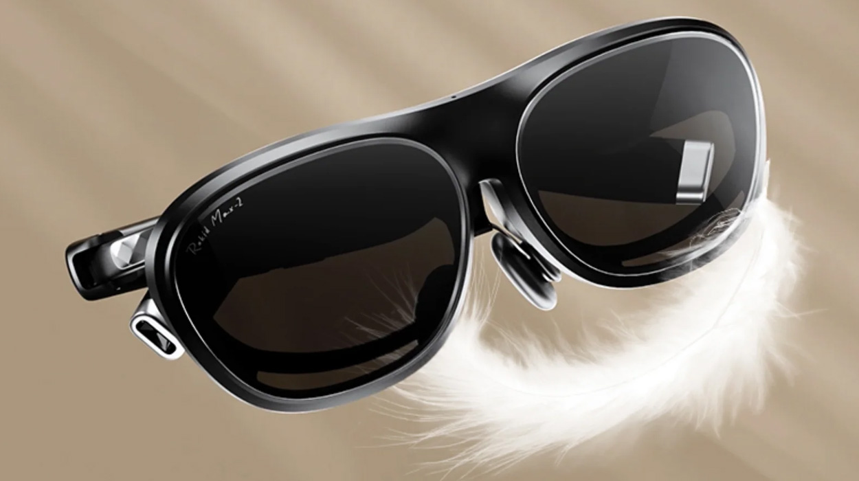 Ilustracja porównuje okulary AR Rokid Max 2 z piórkiem