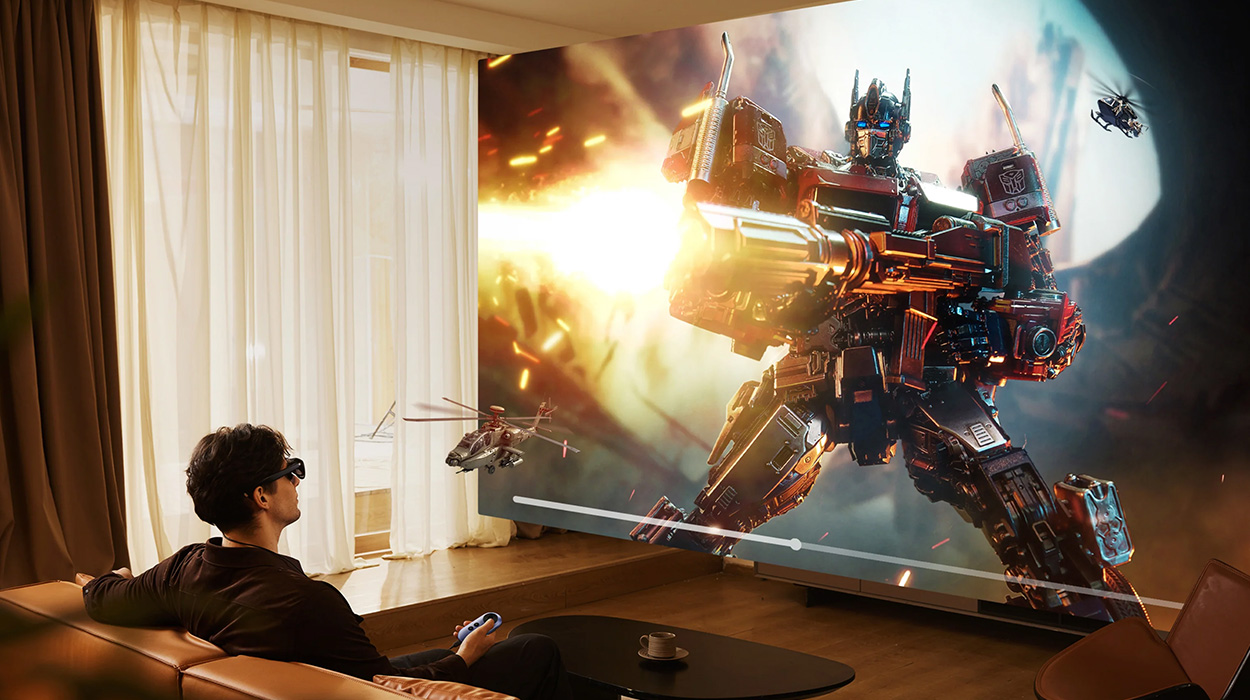 Użytkownik okularów AR Rokid Max 2 i stacji Rokid ogląda film na dużym ekranie