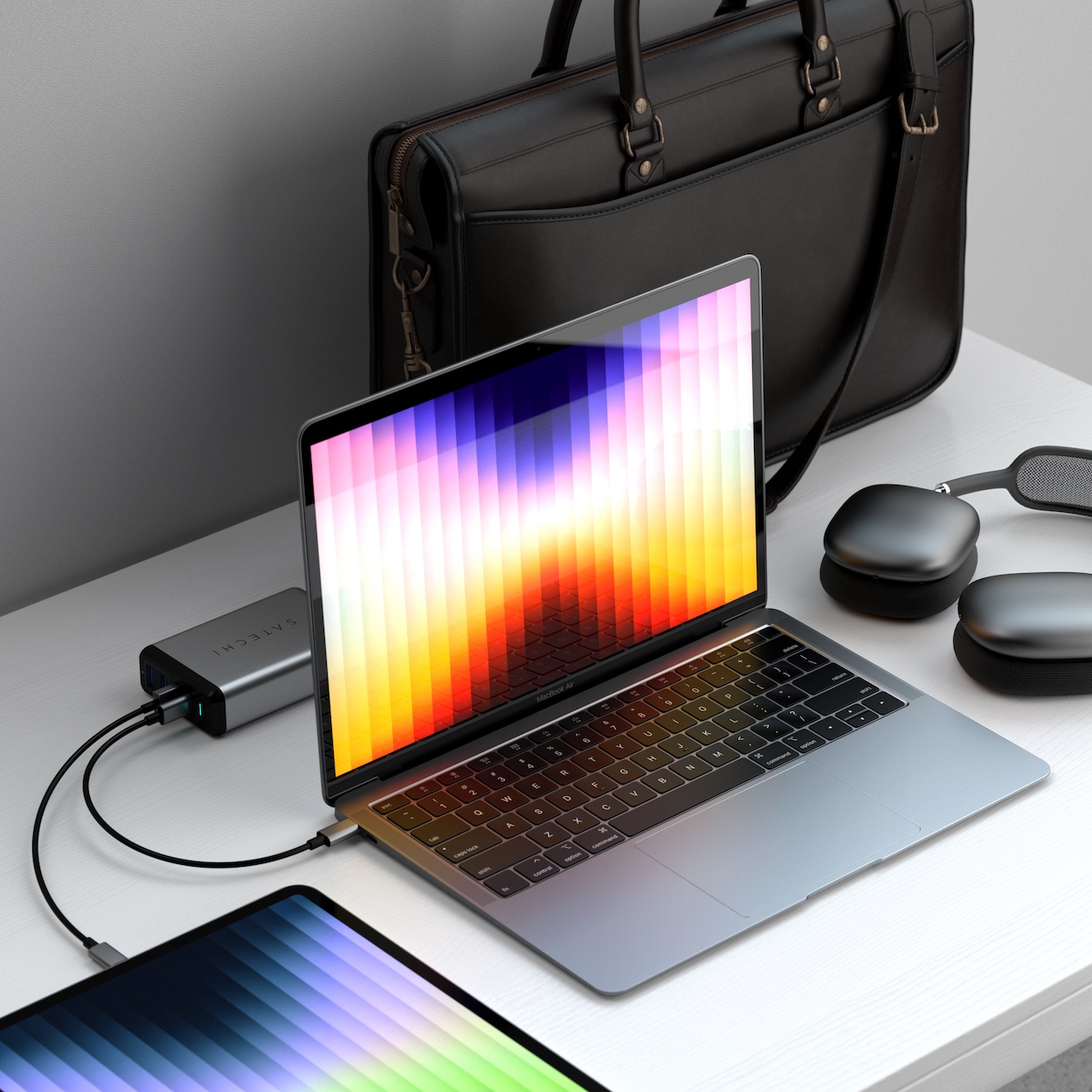 Zdjęcie pokazuje jednoczesne ładowanie laptopa i tabletu z wykorzystaniem dwóch portów USB-C ładowarki Satechi Desktop 108W Pro 108W 2x USB-C PD 2x USB-A.