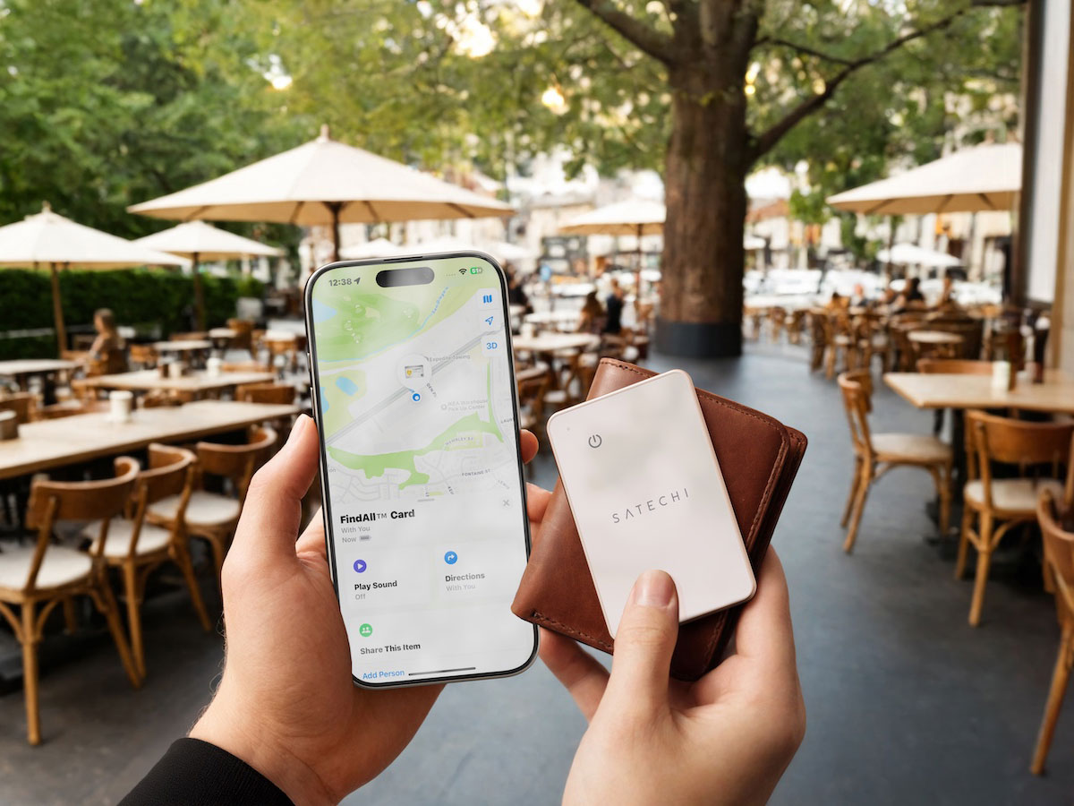 Użytkownik korzysta z lokalizatora Satechi FindAll Wallet Card podczas spaceru