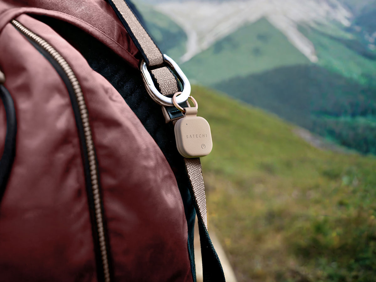 Lokalizator Satechi Veganleather Findall Keychain przypięty do plecaka
