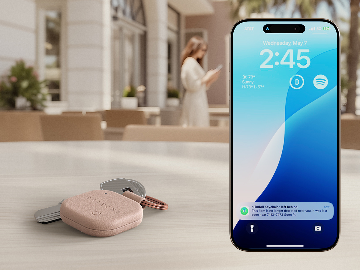Komunikat na ekranie smartfona o miejscu pozostawienia kluczy z lokalizatorem Satechi Veganleather Findall Keychain