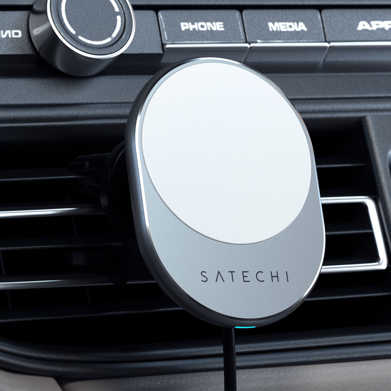 Satechi Magnetic Wireless Car Charger zamontowana w kratce wentylacylnej na desce rozdzielczej samochodu