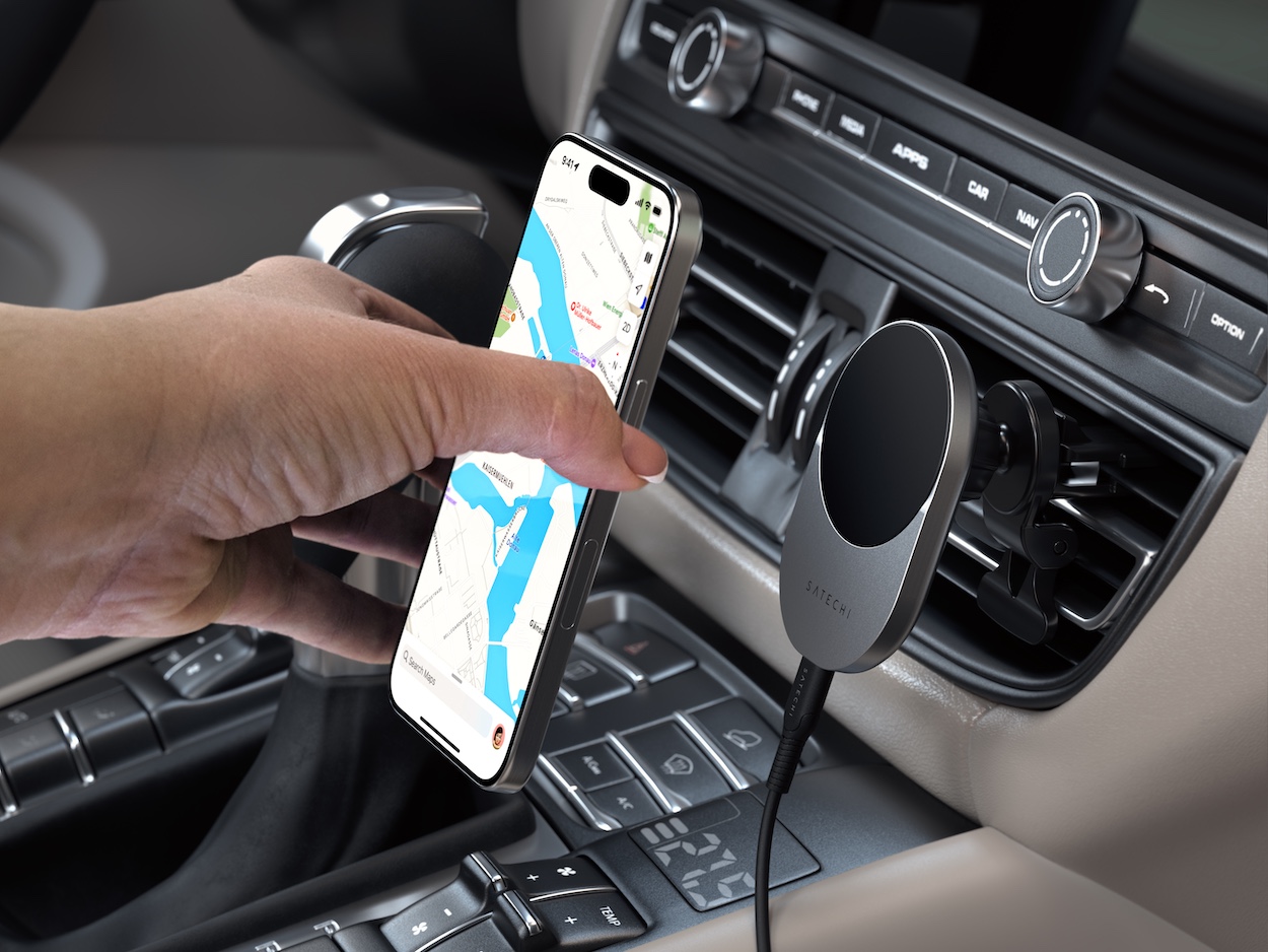 Ładowanie smnartfona przez Satechi Qi2 Wireless Car Charger podczas jazdy samochodem