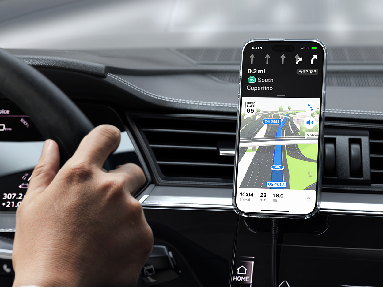 Smartfon na ładowarce Satechi Qi2 Wireless Car Charger wyświetla mapę z nawigacją.