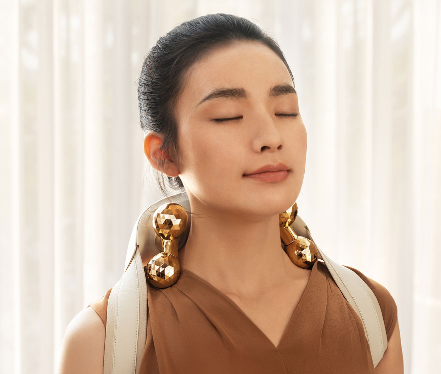 Kobieta z założonym masażerem SKG H7 Ultra