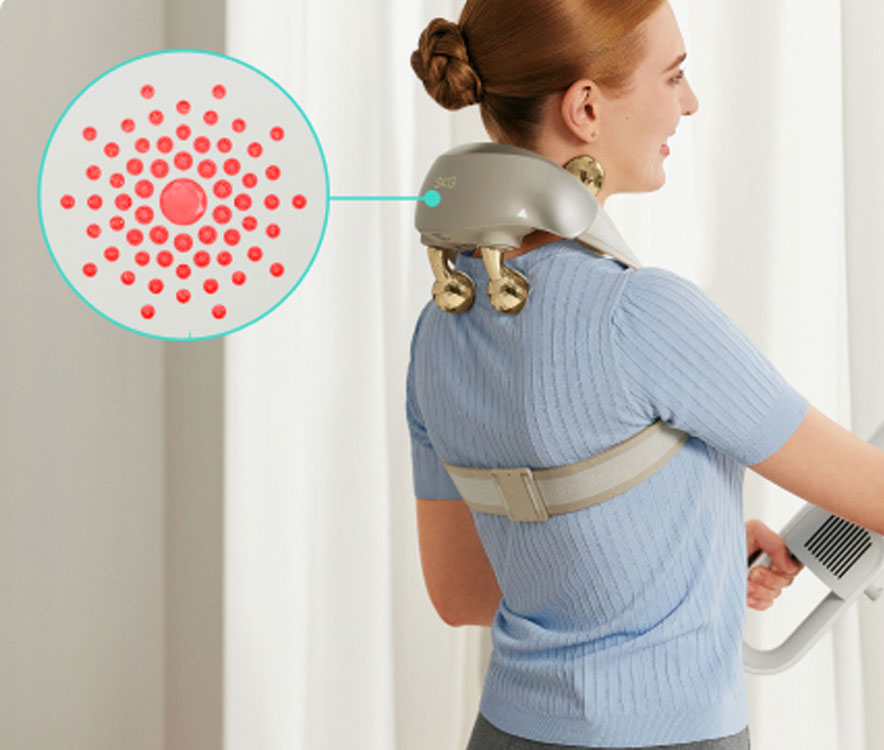 Widok osoby z masażerem stojącej przy oknie