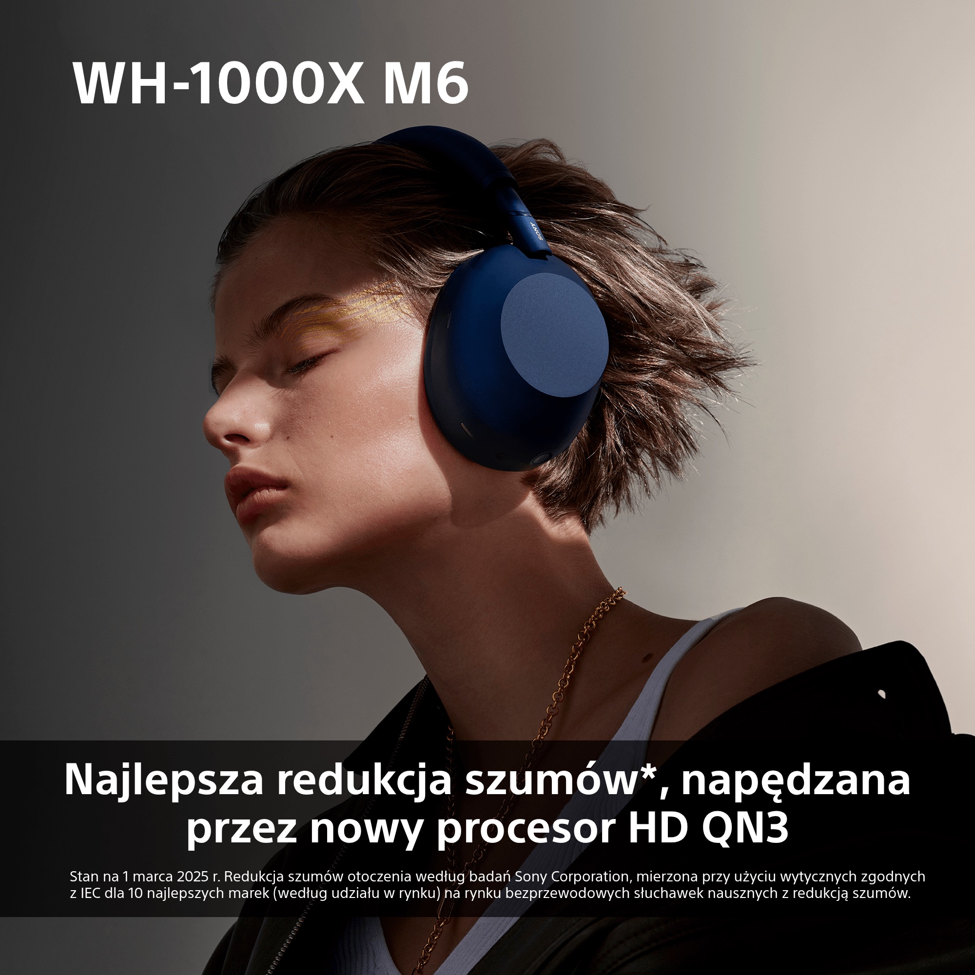 Sony WH-1000XM6 Młoda osoba z zamkniętymi oczami ma założone na głowie niebieskie słuchki Sony WH-1000XM6.