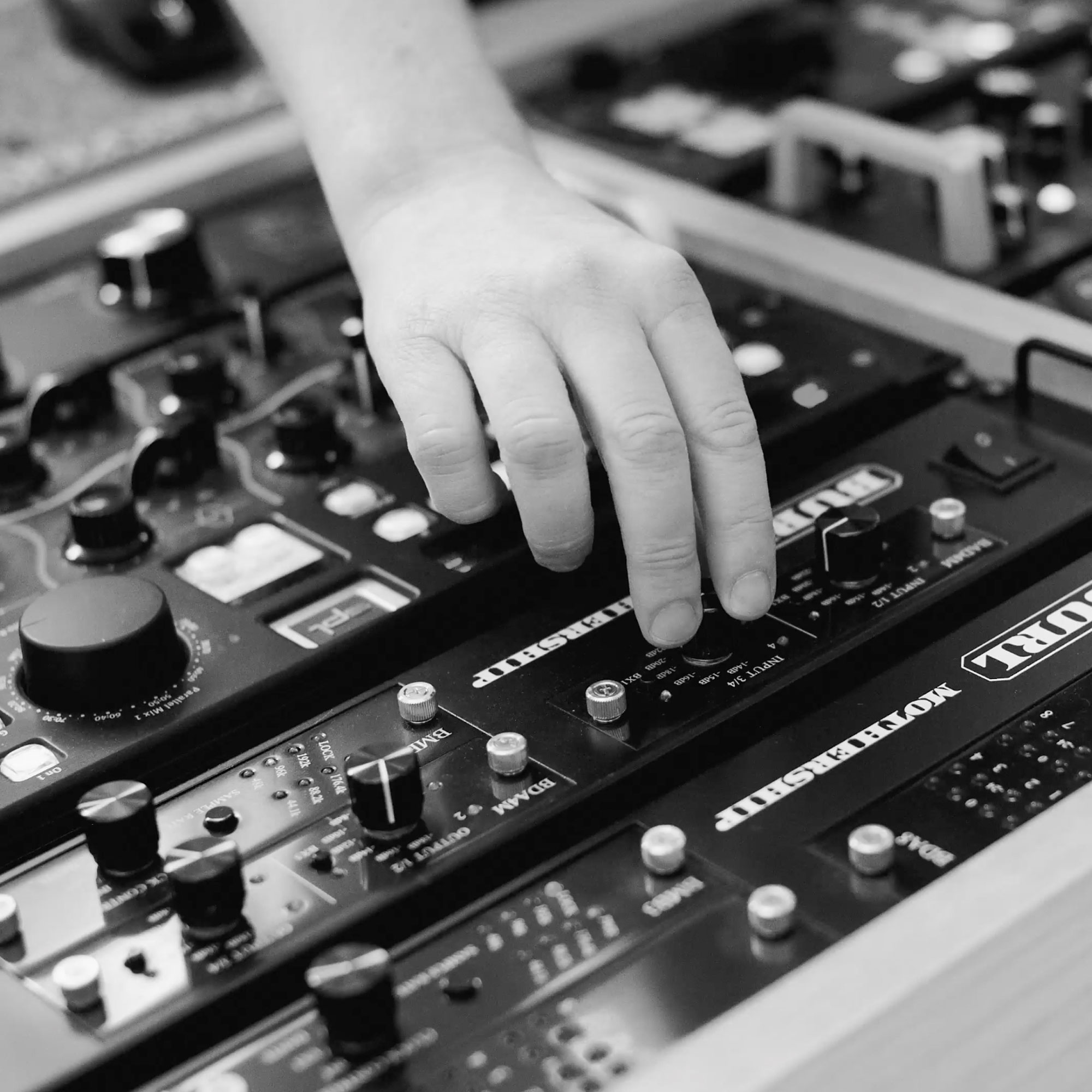 Sony WH-1000XM6 Fragment sprzętu studyjnego używanewgo przez inżynierów masteringu