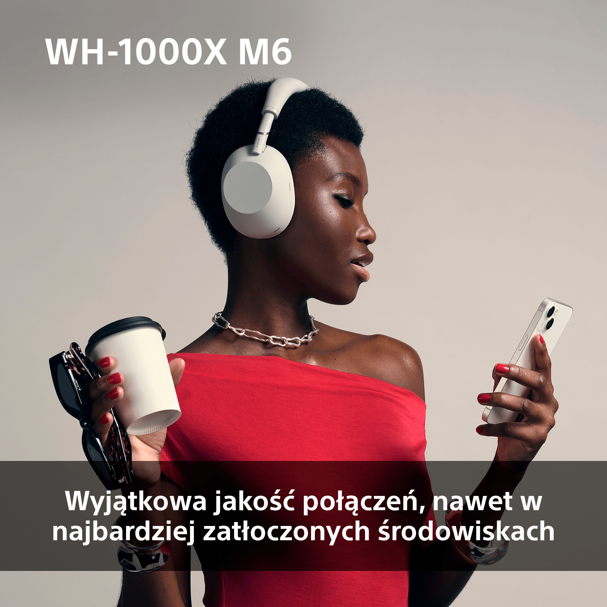 Sony WH-1000XM6 Młoda osoba prowadzi rozmowę telefoniczną korzystając z białych słuchawek Sony WH-1000XM6