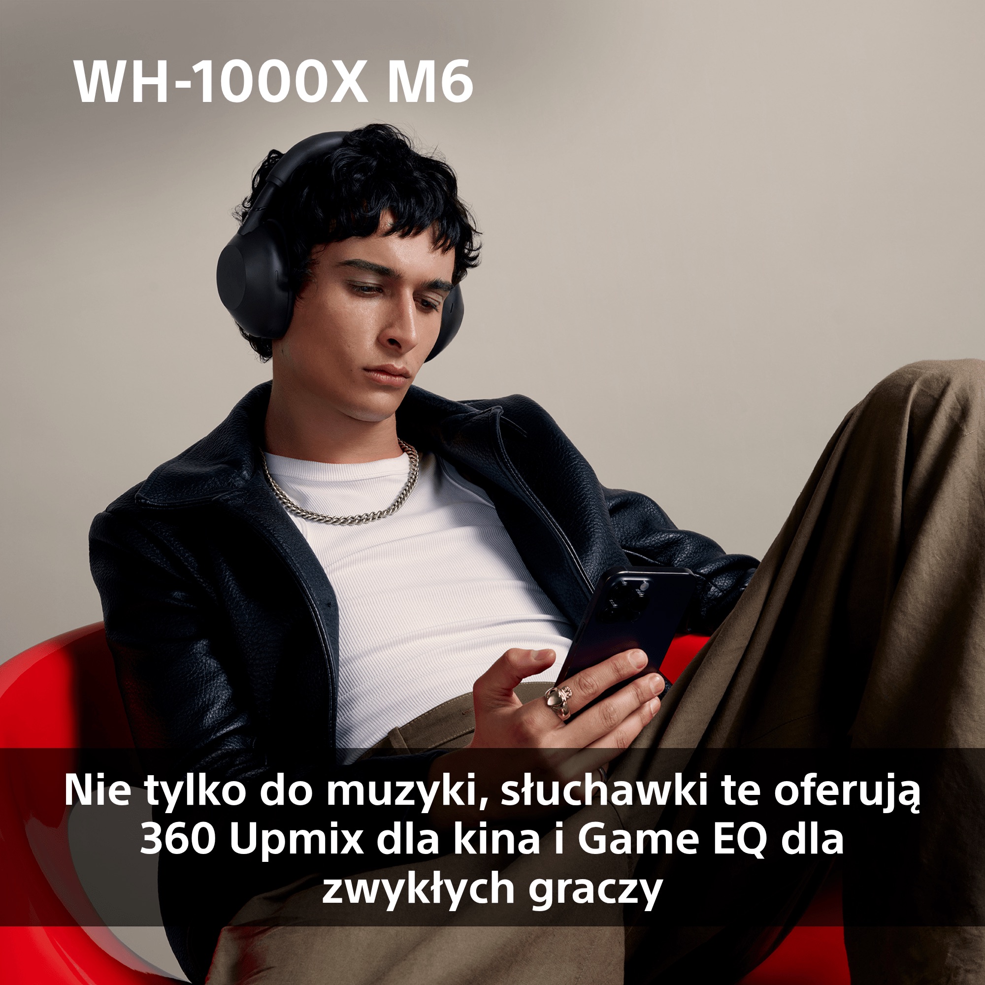 Sony WH-1000XM6 Młoda osoba uzywa czarnych słuchawek Sony WH-1000XM6 siedząc wygodnie na foltelu.