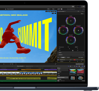 Częściowo widoczny ekran MacBooka Air wyświetlający proces montażu wideo, który demonstruje możliwości czipa M5