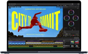 Częściowo widoczny ekran MacBooka Air wyświetlający proces montażu wideo, który demonstruje możliwości czipa M5