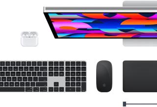 Akcesoria do Maca: AirPods, monitor Studio Display, klawiatura Magic Keyboard, mysz Magic Mouse, gładzik Magic Trackpad, przewód do ładowania MagSafe