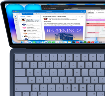 MacBook Neo w kolorze cytrusowożółtym, dłonie na klawiaturze, użytkownik pisze mejla z zaproszeniem na otwarcie wystawy sztuki, obok otwarta strona internetowa wydarzenia