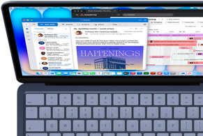 MacBook Neo w kolorze cytrusowożółtym, dłonie na klawiaturze, użytkownik pisze mejla z zaproszeniem na otwarcie wystawy sztuki, obok otwarta strona internetowa wydarzenia