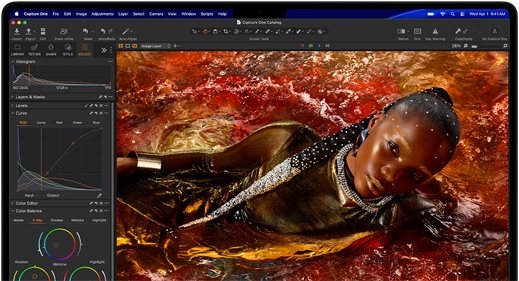 Ekran MacBooka Pro przedstawiający zdjęcie osoby edytowane w aplikacji Capture One