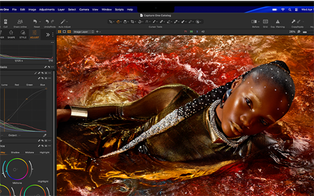 Ekran MacBooka Pro przedstawiający zdjęcie osoby edytowane w aplikacji Capture One