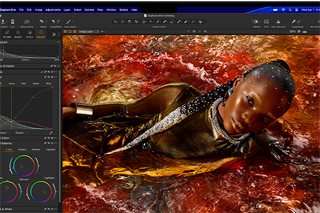Ekran MacBooka Pro przedstawiający zdjęcie osoby edytowane w aplikacji Capture One