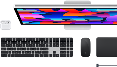Akcesoria do Maca: AirPods, monitor Studio Display, klawiatura Magic Keyboard, mysz Magic Mouse w kolorze gwiezdnej czerni, gładzik Magic Trackpad w kolorze gwiezdnej czerni, przewód do ładowania MagSafe w kolorze gwiezdnej czerni