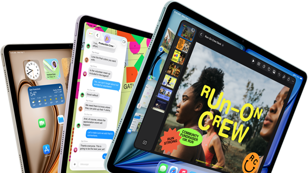 Trzy wyświetlacze iPada Air ułożone w wachlarz, kolory: niebieski, fioletowy i księżycowa poświata, przód obudowy, bok obudowy, na ekranie wyświetlane aplikacje Keynote, Wiadomości i ekran główny