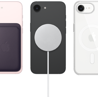 iPhone 17e, tył obudowy, kolor jasnoróżowy, portfel z tkaniny FineWoven z MagSafe. iPhone 17e, tył obudowy, kolor czarny, podłączona ładowarka MagSafe. iPhone 17e, tył obudowy, kolor biały,  przezroczyste etui z MagSafe