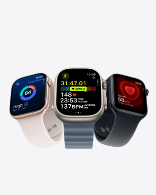 Trzy osoby biegnące razem na tle niebieskiego nieba z zegarkami Apple Watch na rękach